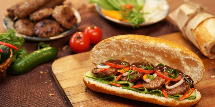 Vietnam’s Iconic Street Food Sensation